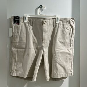 Roundtree & Yorke Flat Front Shorts, khaki, size 42, 9 inch inseam, new!